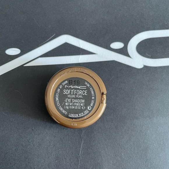 MAC Eyeshadow in Soft Force (Discontinued) - Picture 2 of 4